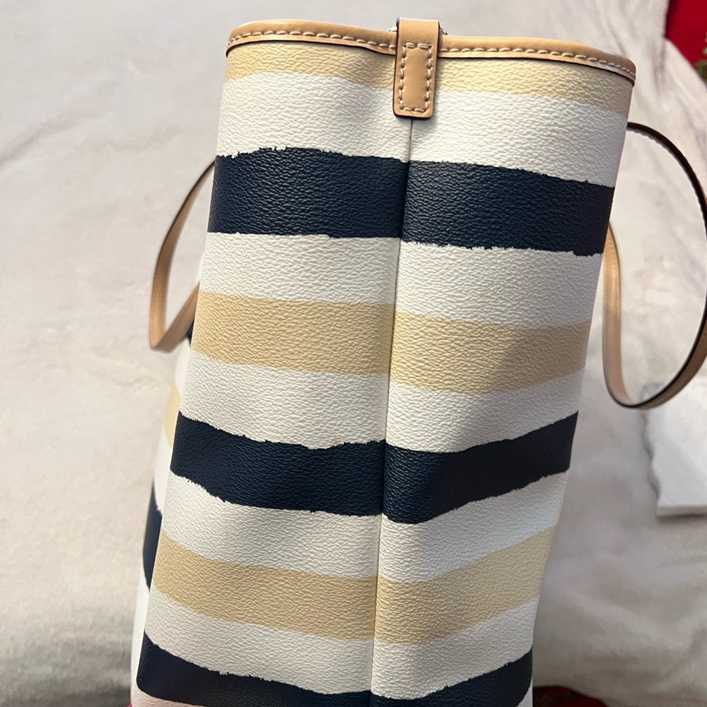 KATE SPADE New York Bondi Road Harmony Tote Bag in Navy/Cream. - Picture 10 of 10